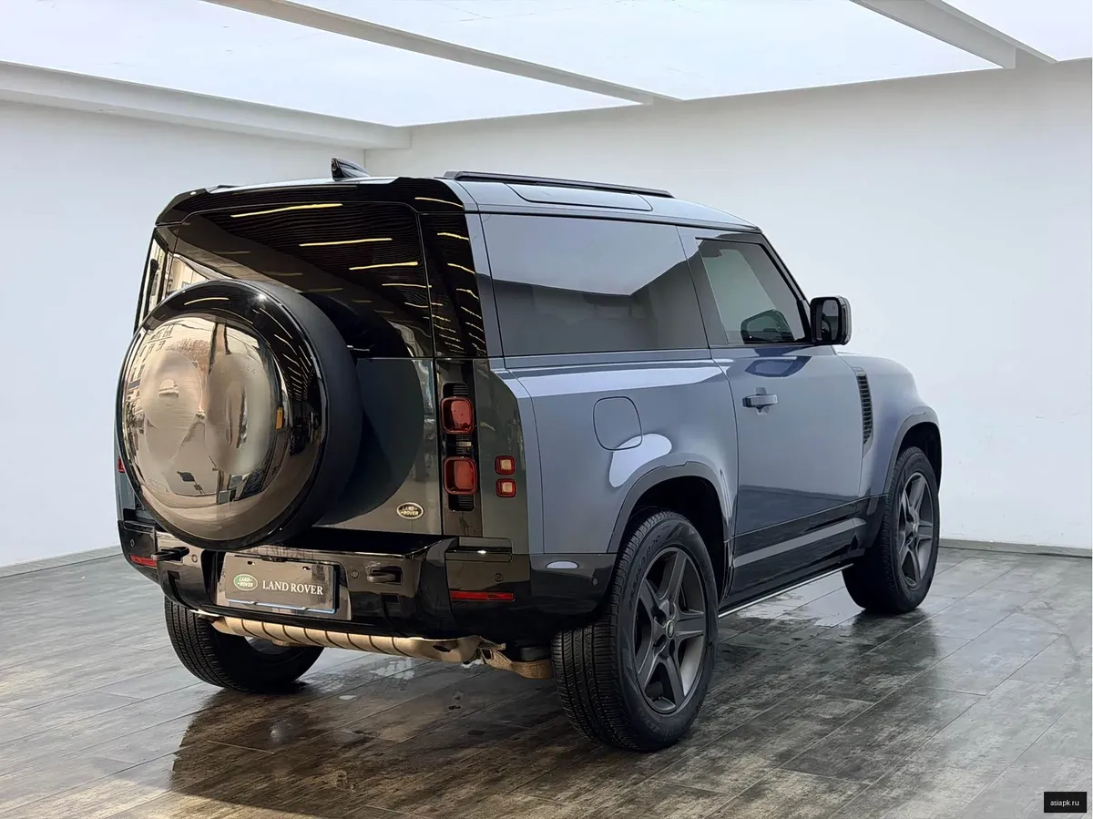 Land Rover Defender 6