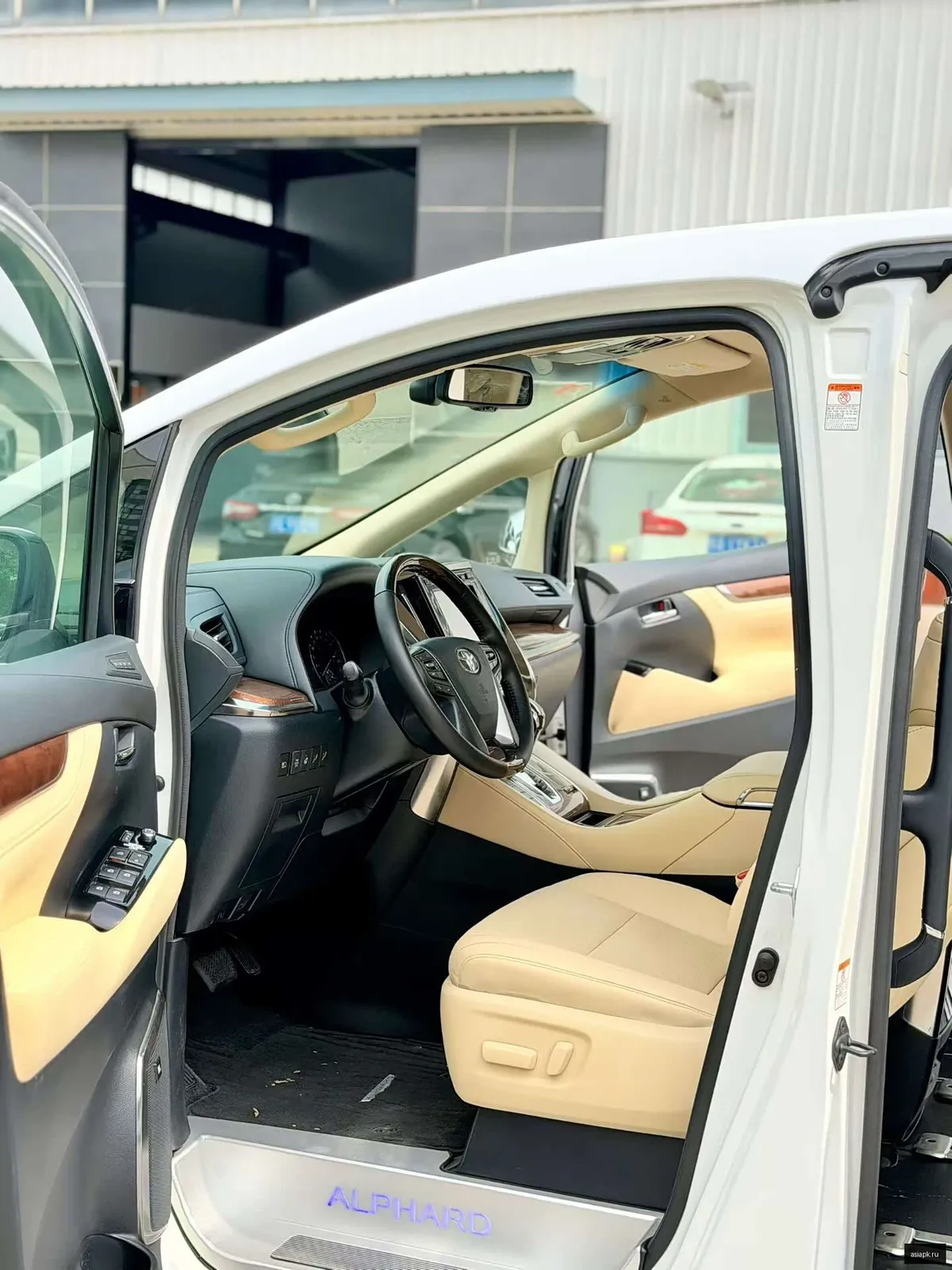 Toyota Alphard 4