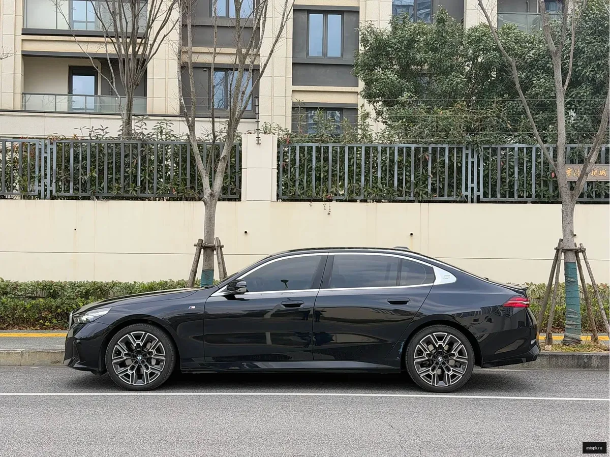 BMW 5-Series 4