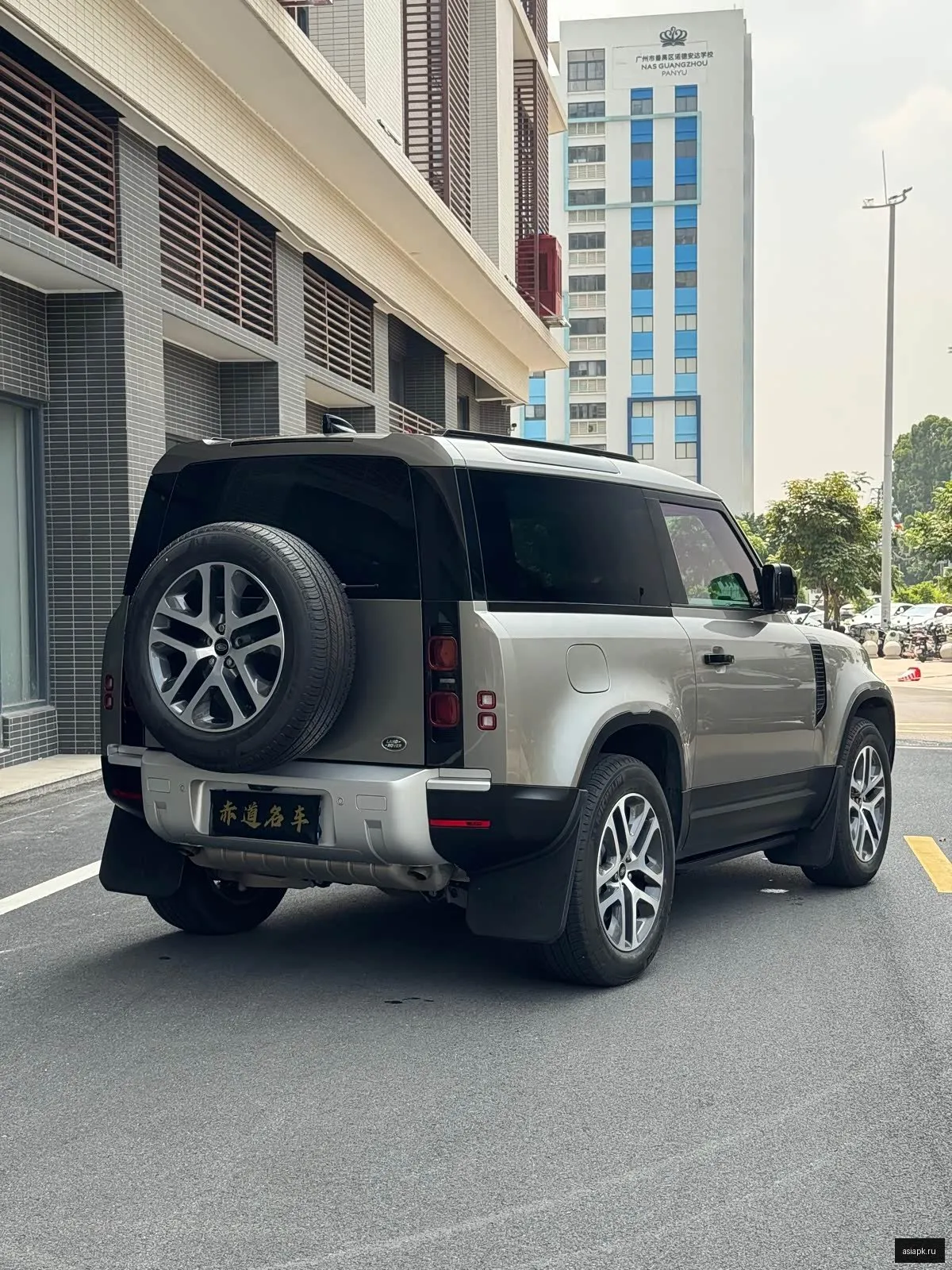 Land Rover Defender 2