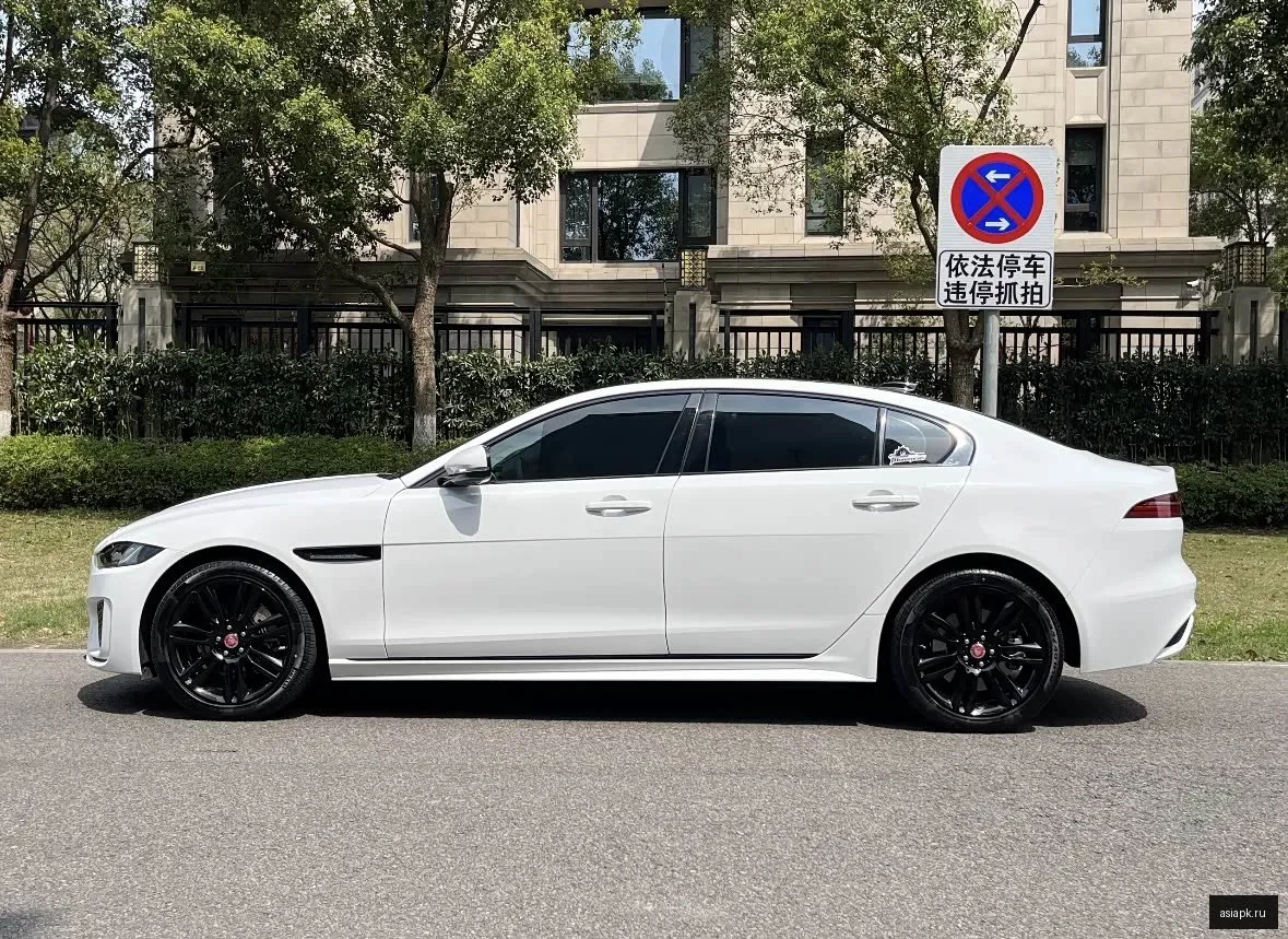 Jaguar XE 3