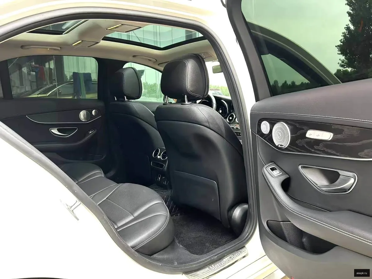 Mercedes-Benz C-Class 4