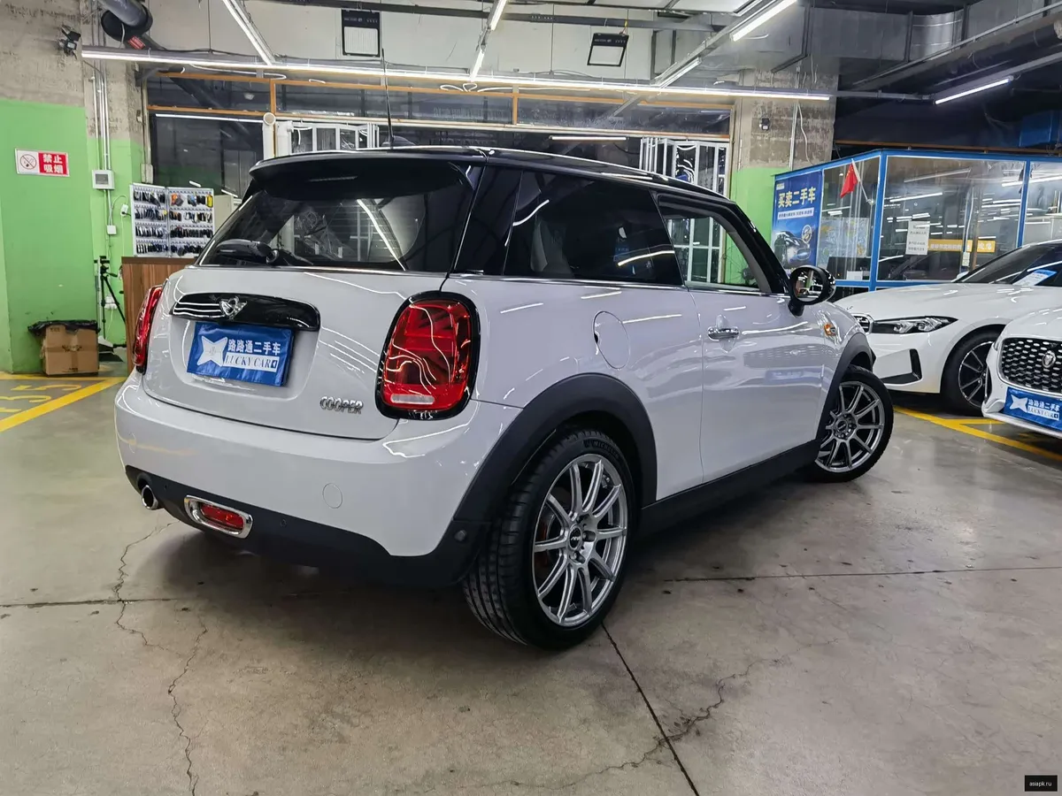 MINI Hatch 6