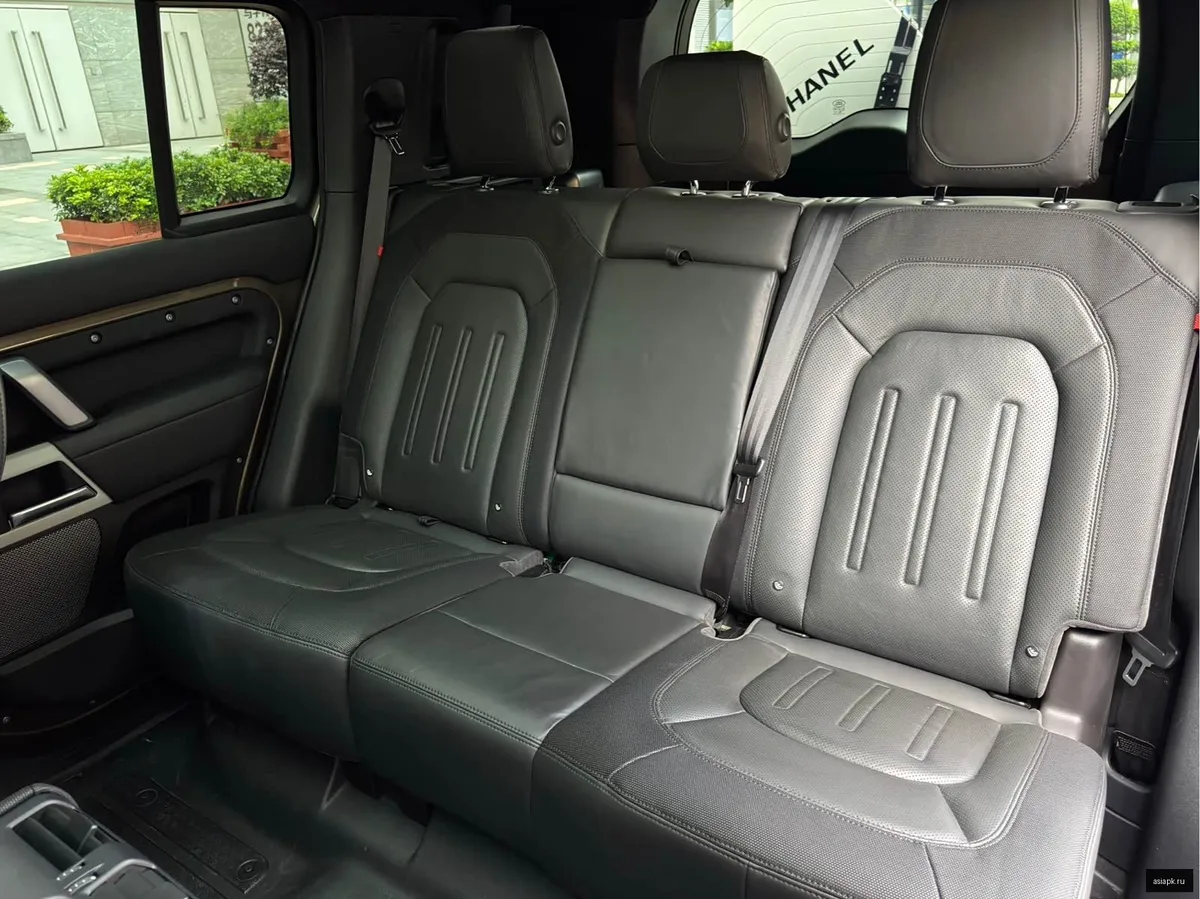 Land Rover Defender 6