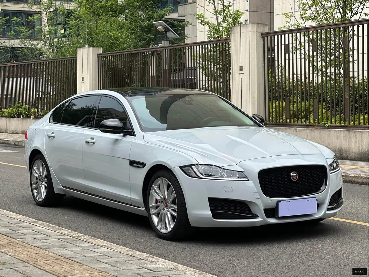 Jaguar XF 3