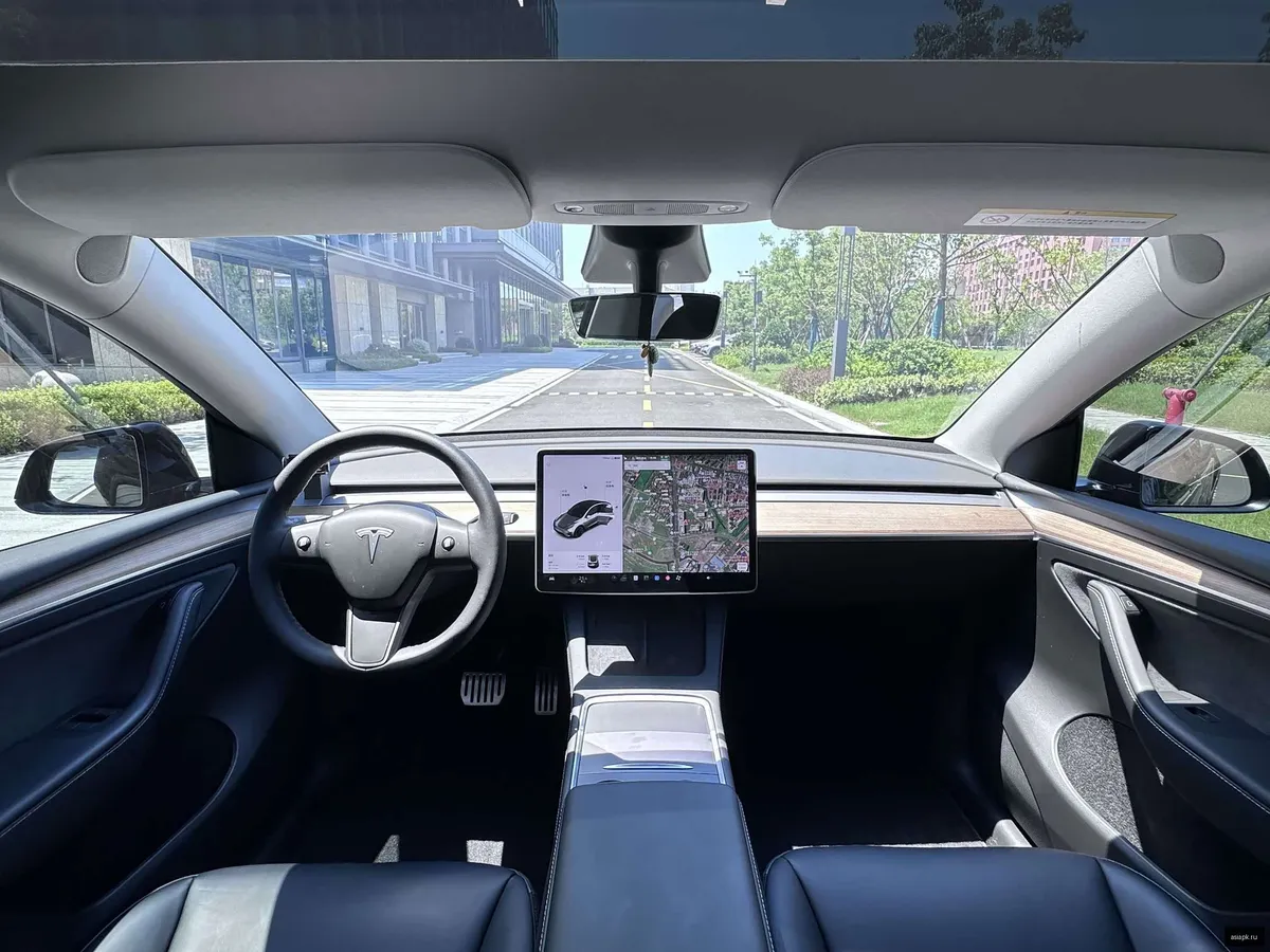 tesla Model Y 4