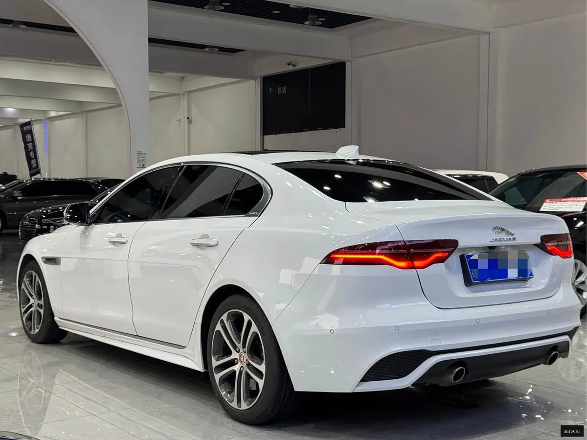 Jaguar XE 4