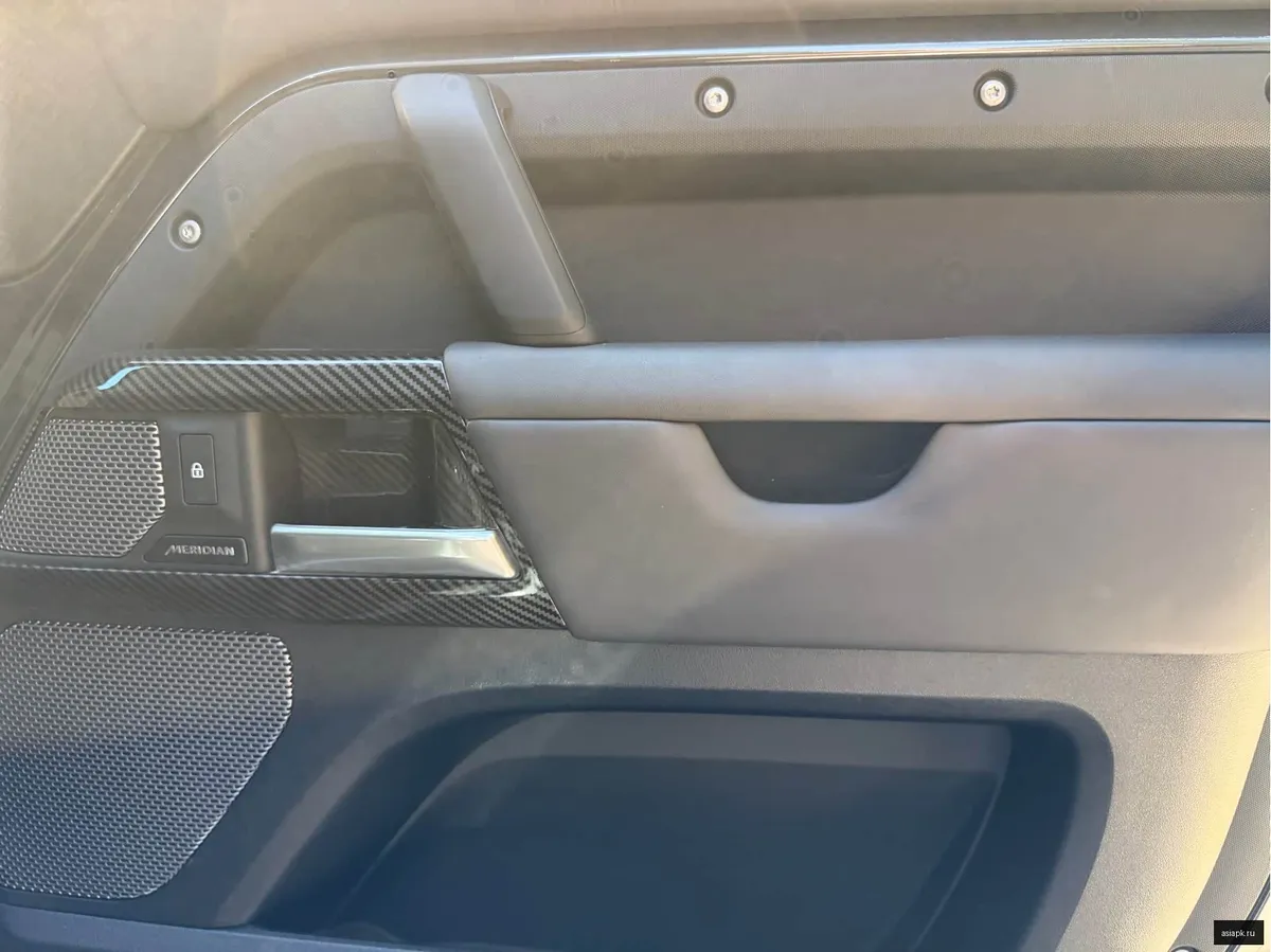 Land Rover Defender 6