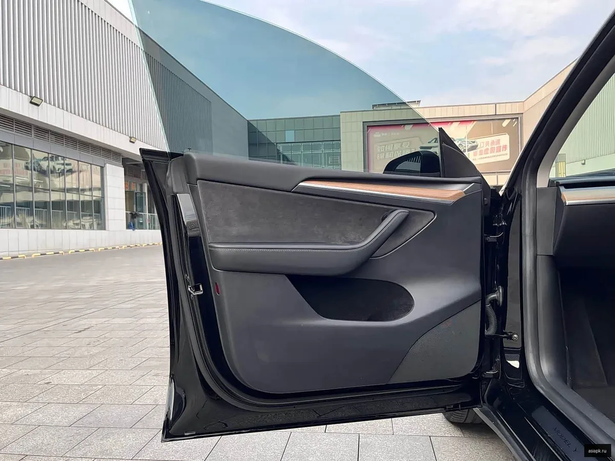 tesla Model Y 5
