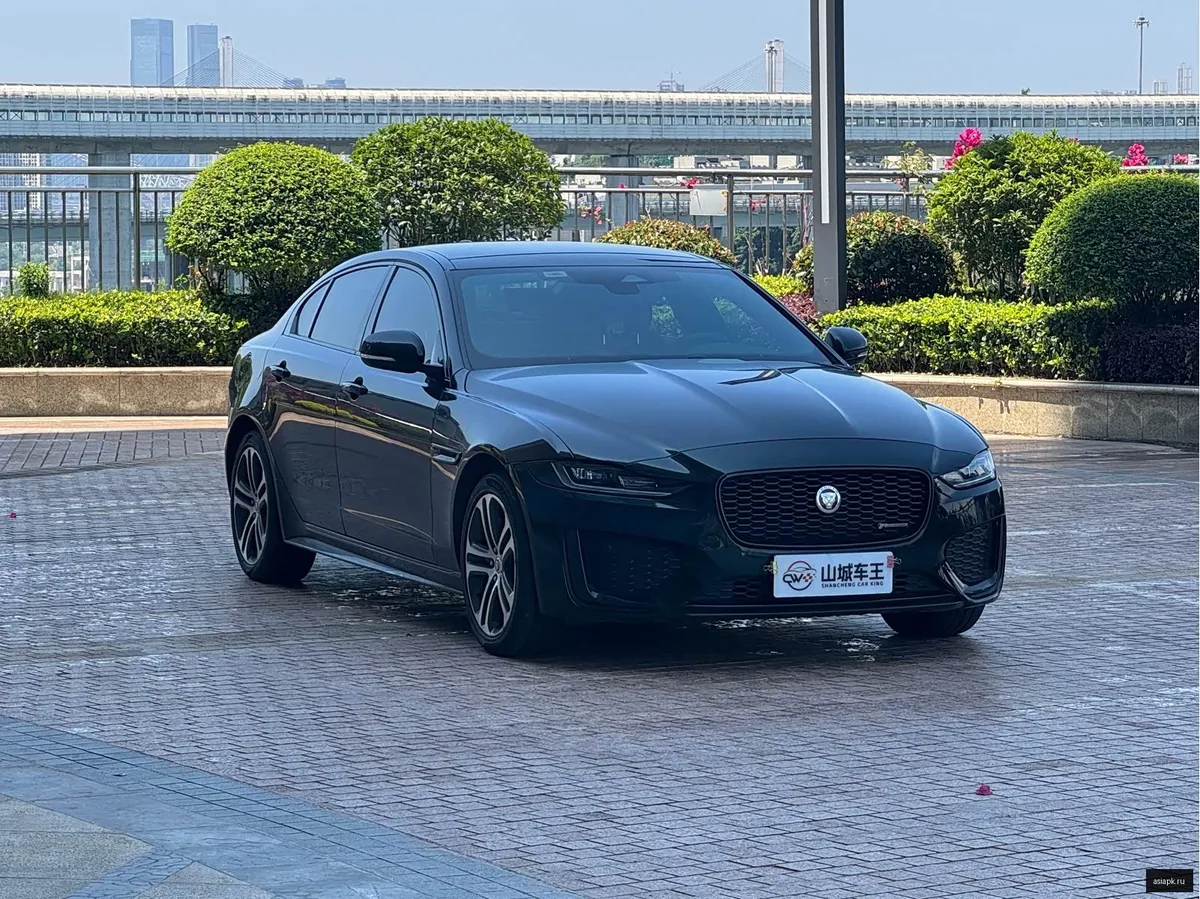 Jaguar XE 4