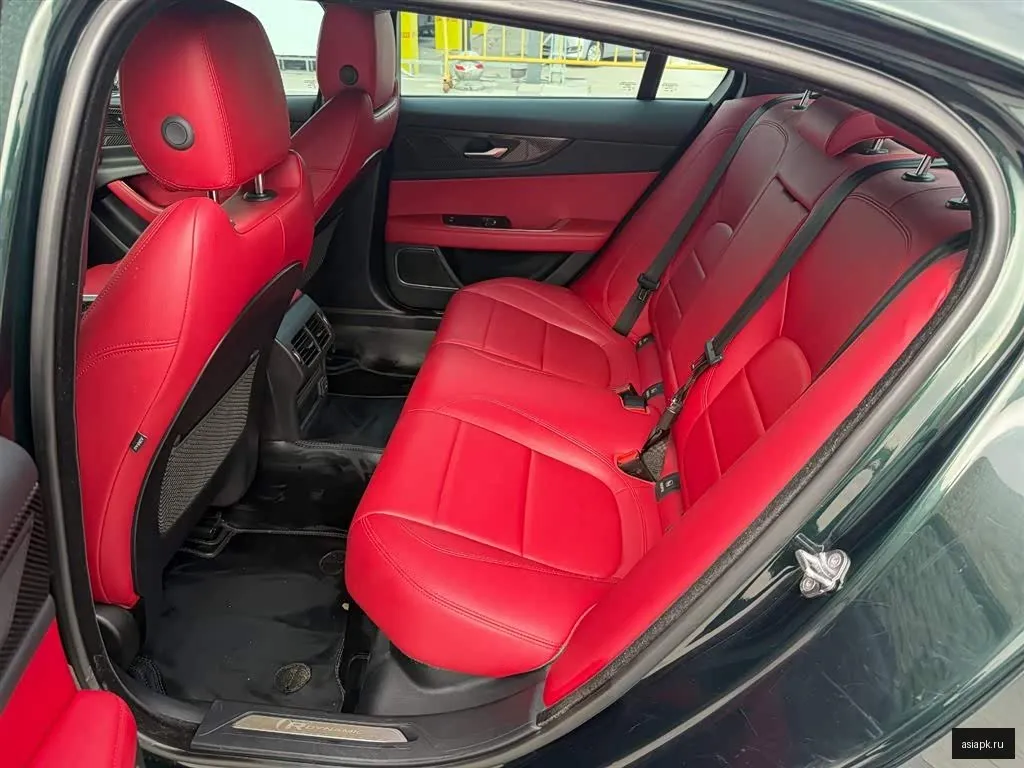 Jaguar XE 6