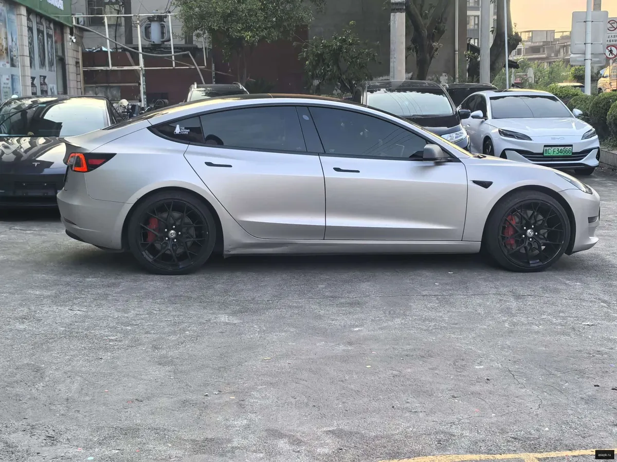 tesla Model Y 4