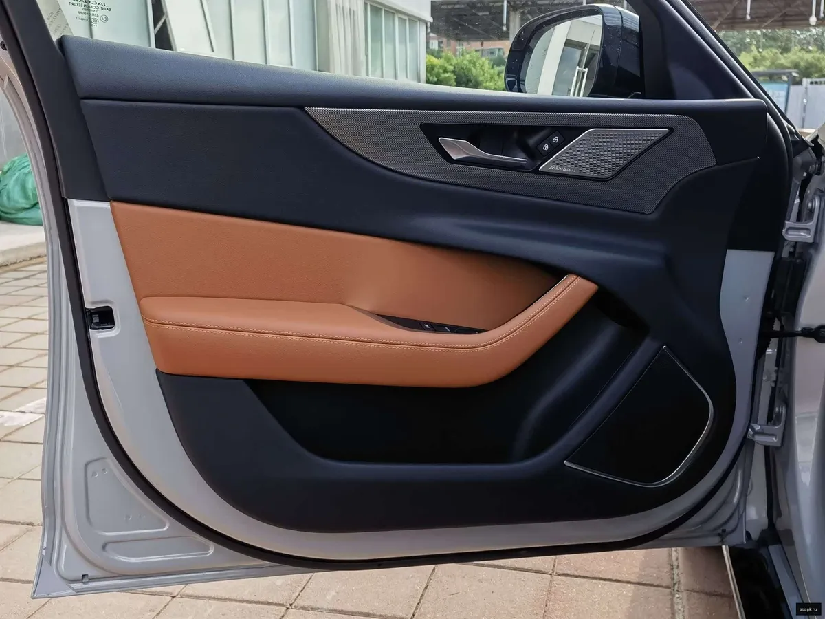 Jaguar XE 4