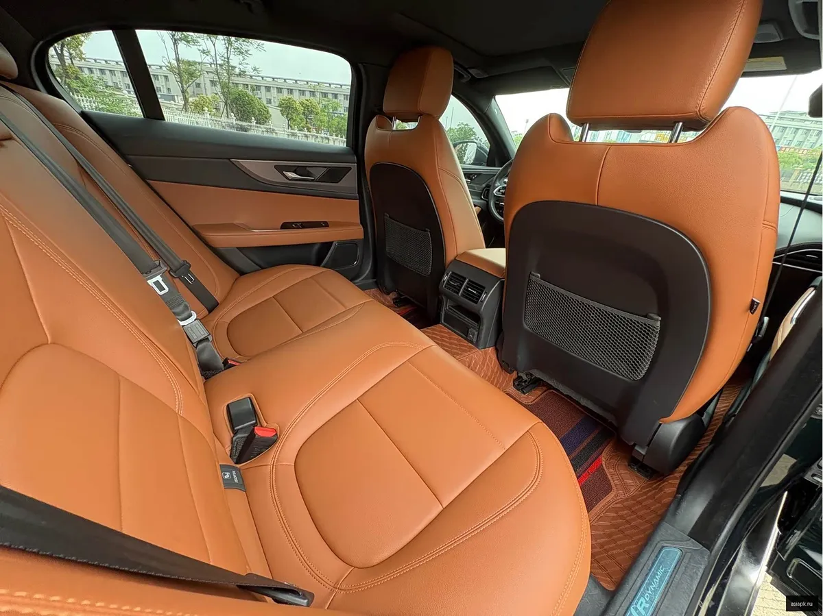 Jaguar XE 6