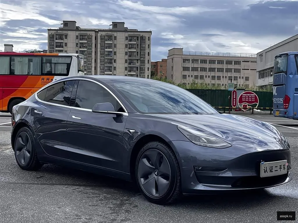 tesla Model Y 4