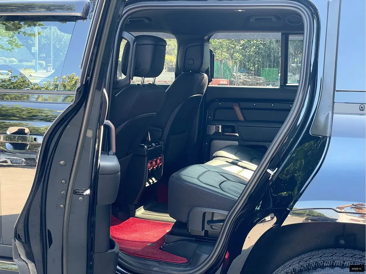 Land Rover Defender 6