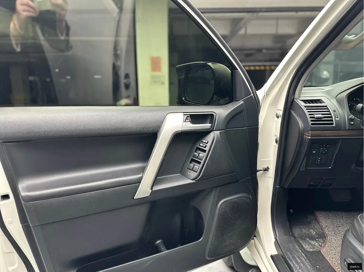Toyota Land Cruiser Prado 6