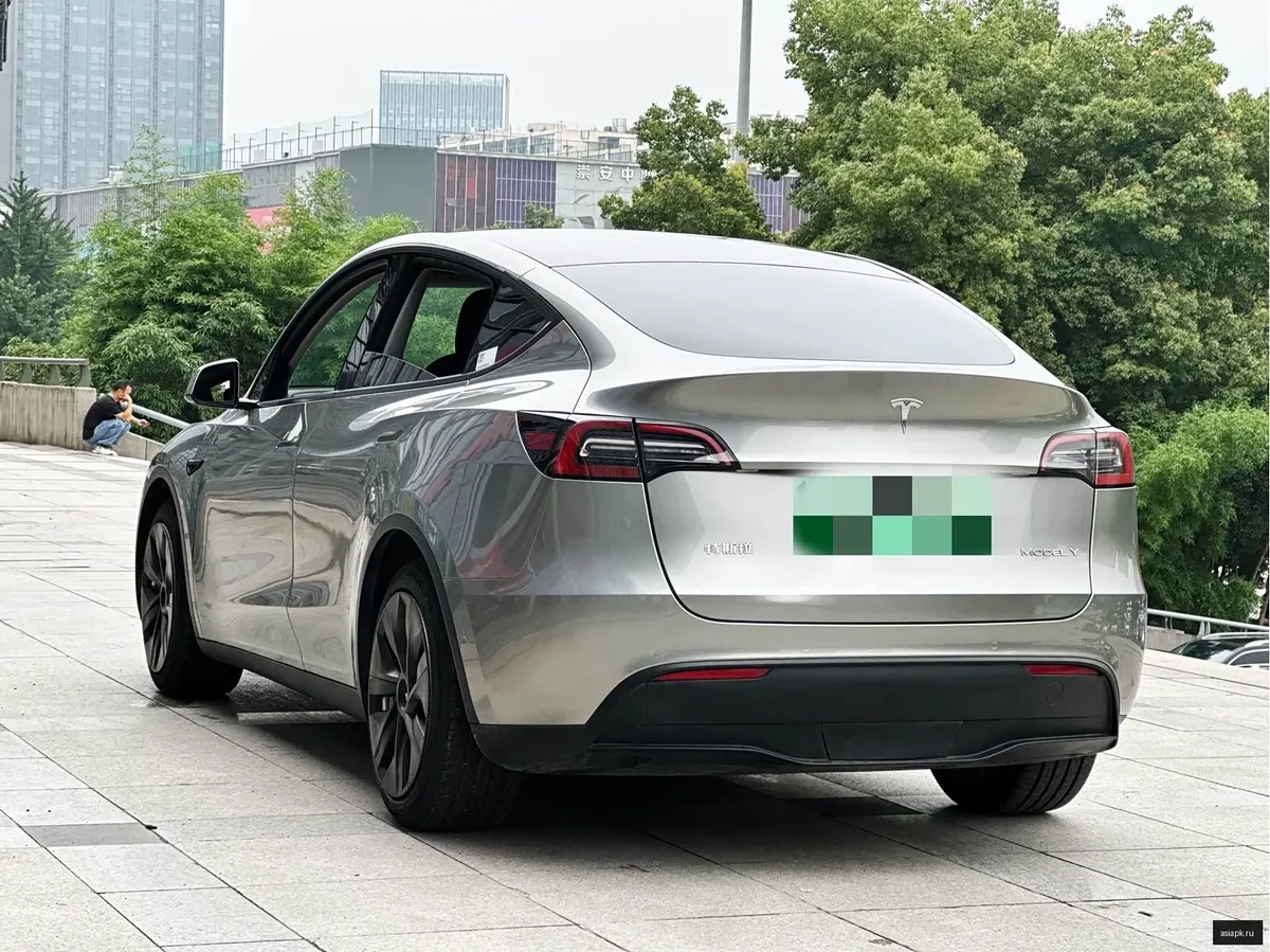 tesla Model Y 4