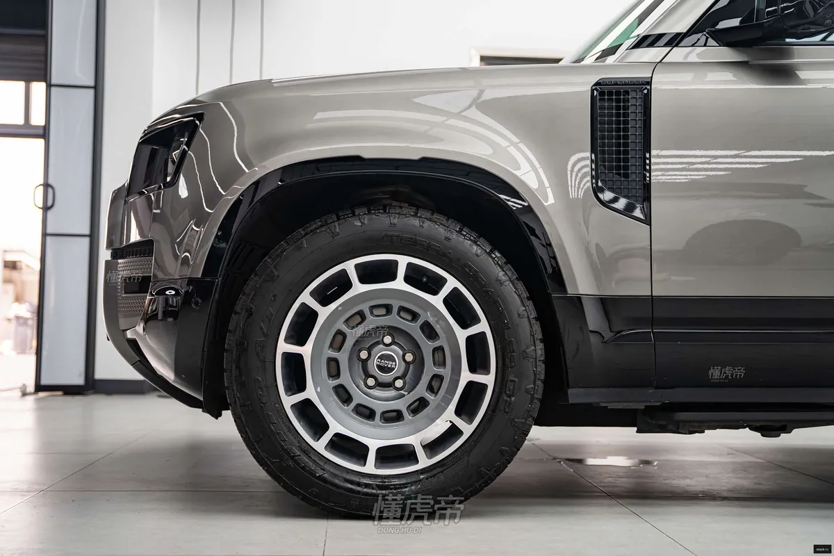 Land Rover Defender 5