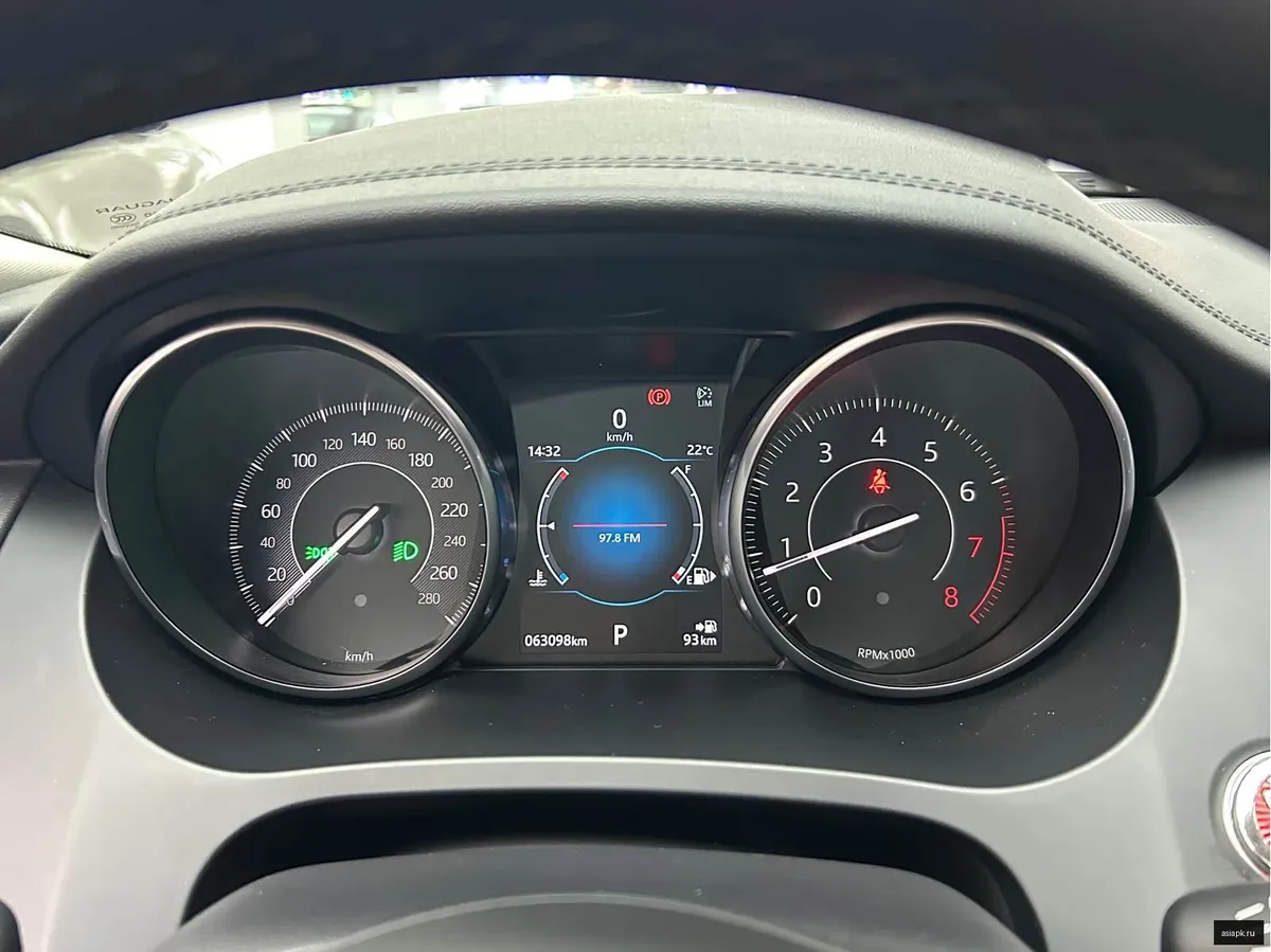 Jaguar E-Pace 4
