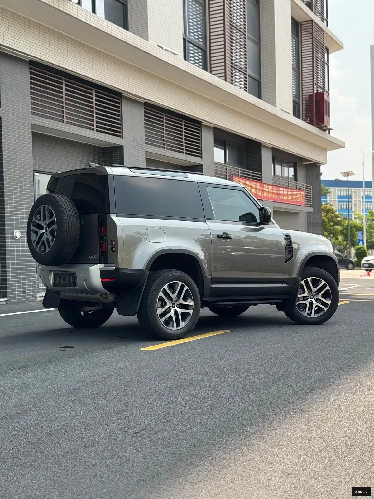 Land Rover Defender 6