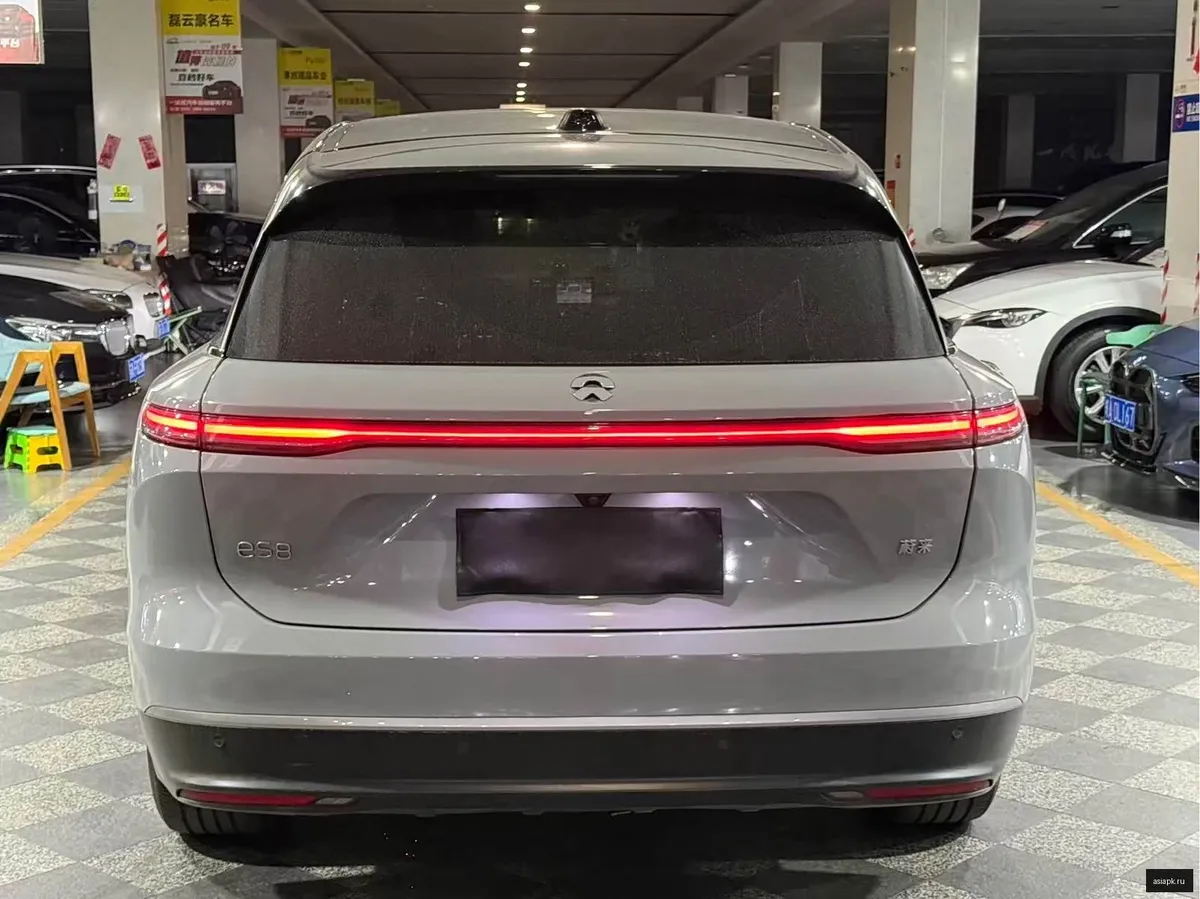 Nio ES8 4