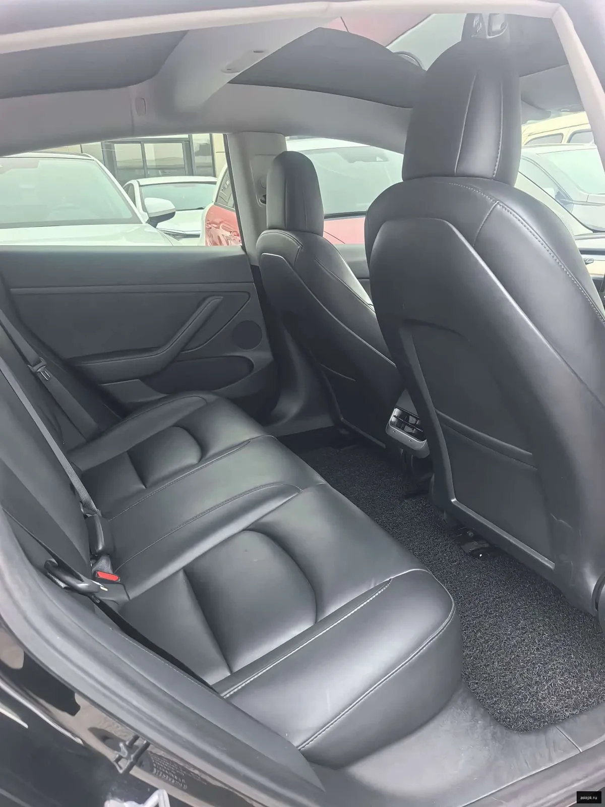 tesla Model Y 4