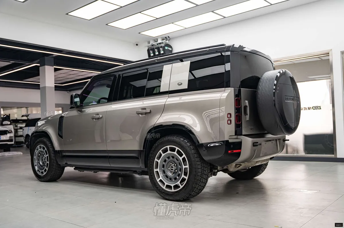 Land Rover Defender 6