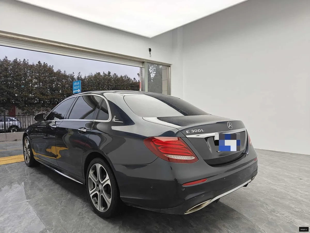 Mercedes-Benz E-Class 4