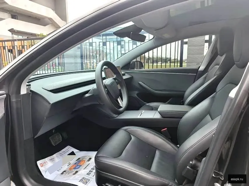 tesla Model Y 4