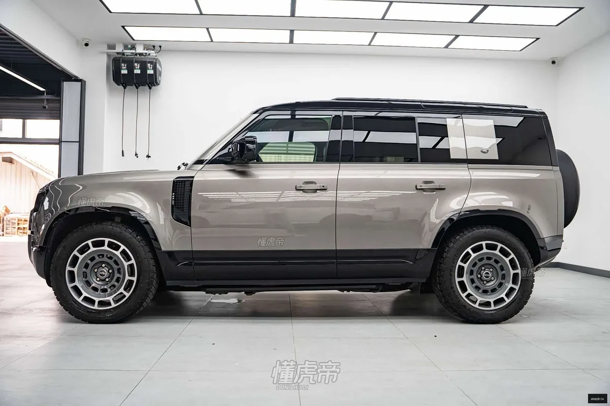 Land Rover Defender 4