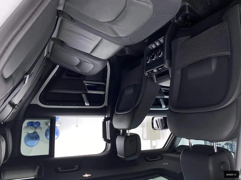 Land Rover Defender 6