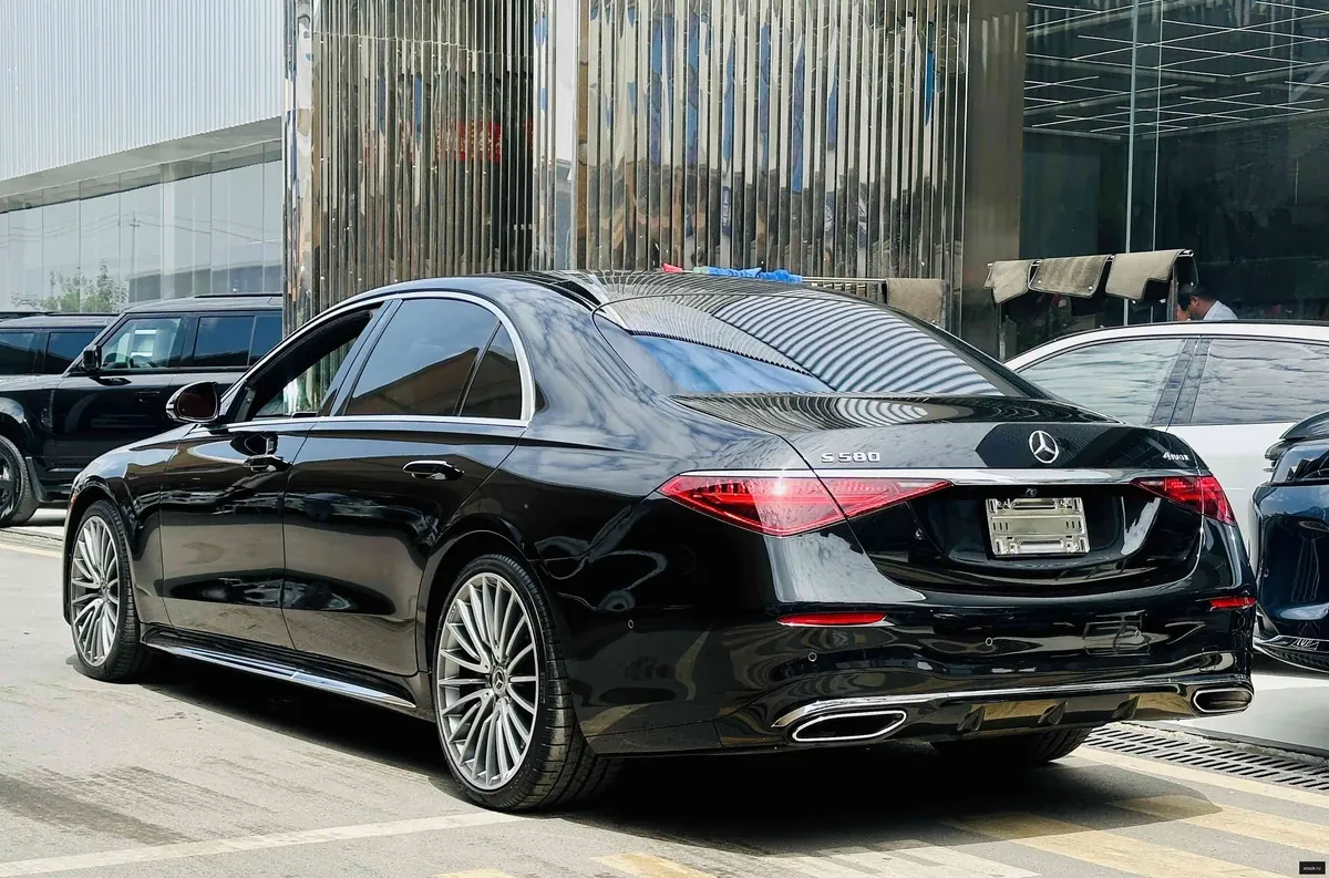 Mercedes-Benz S-Class 4