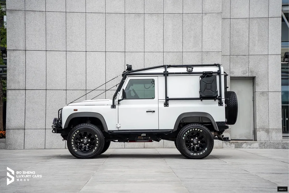 Land Rover Defender 3