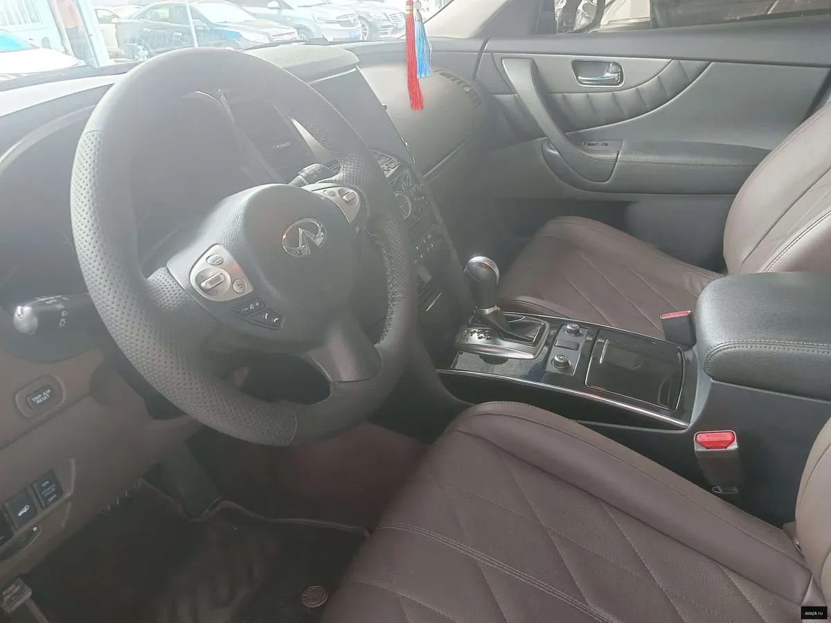 Infiniti QX70 5