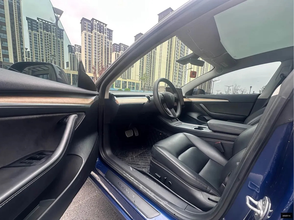 tesla Model Y 4
