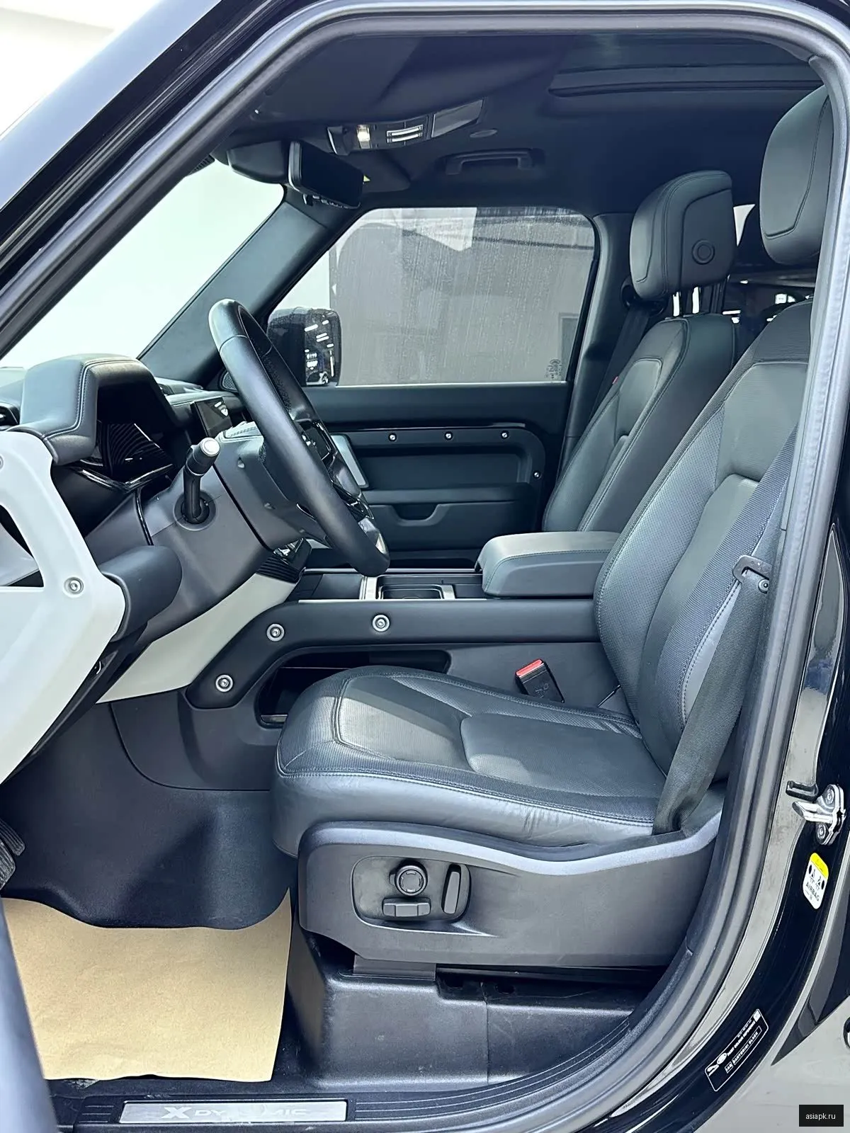 Land Rover Defender 6