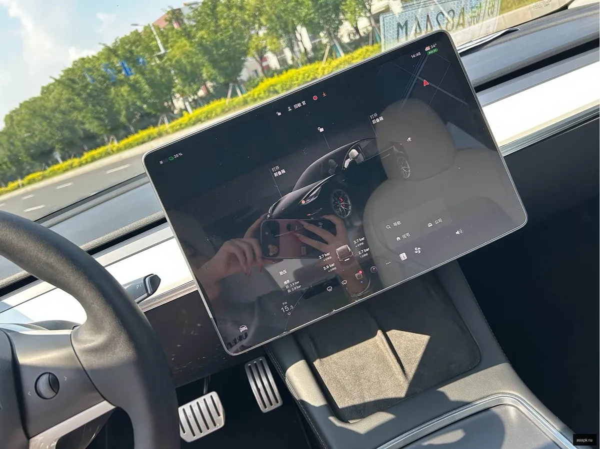 tesla Model Y 4