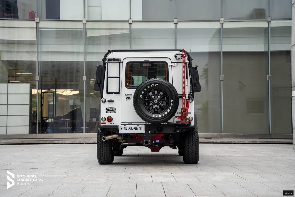Land Rover Defender 5