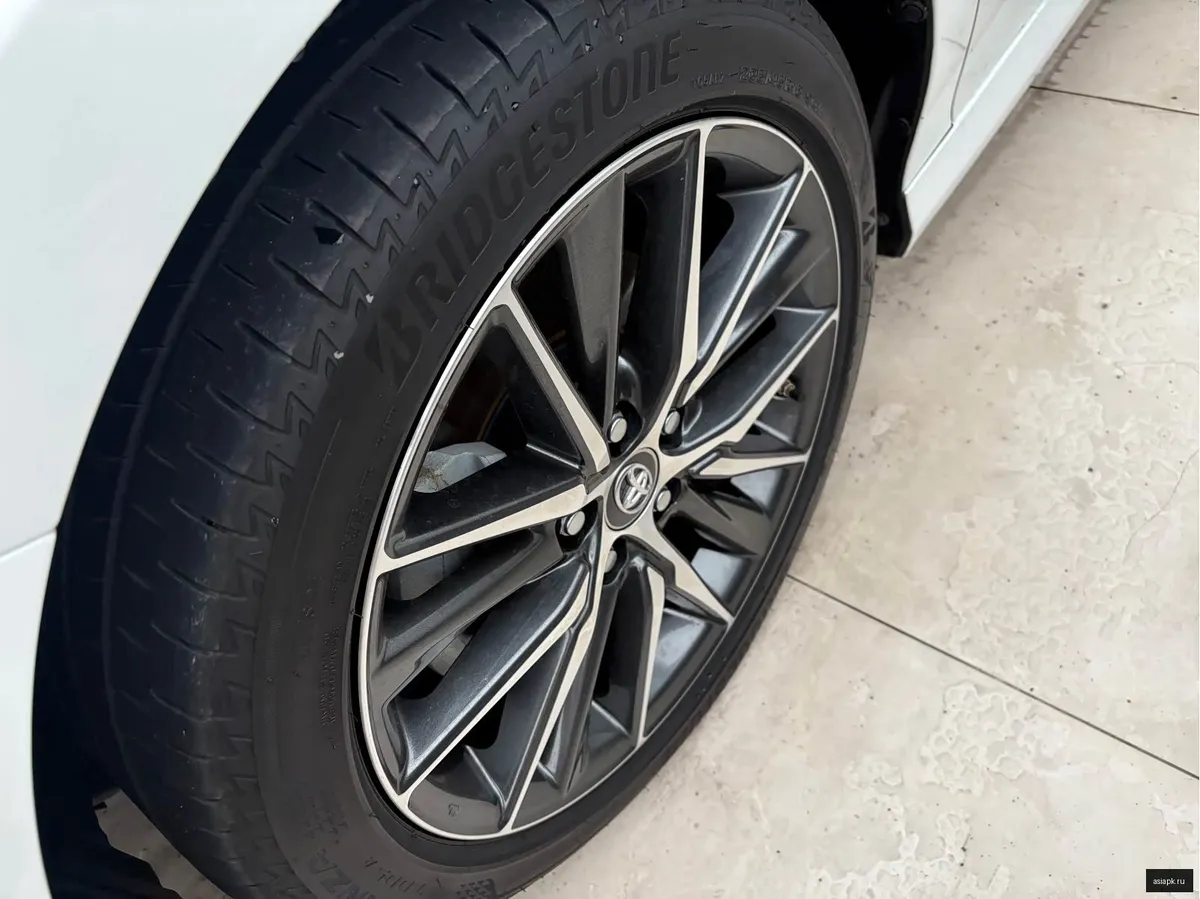 Toyota Camry 4