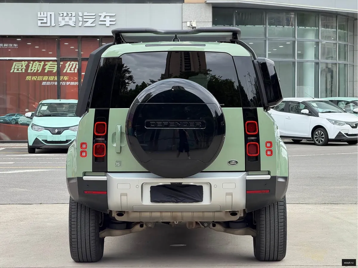 Land Rover Defender 5