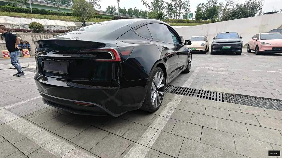 tesla Model Y 4