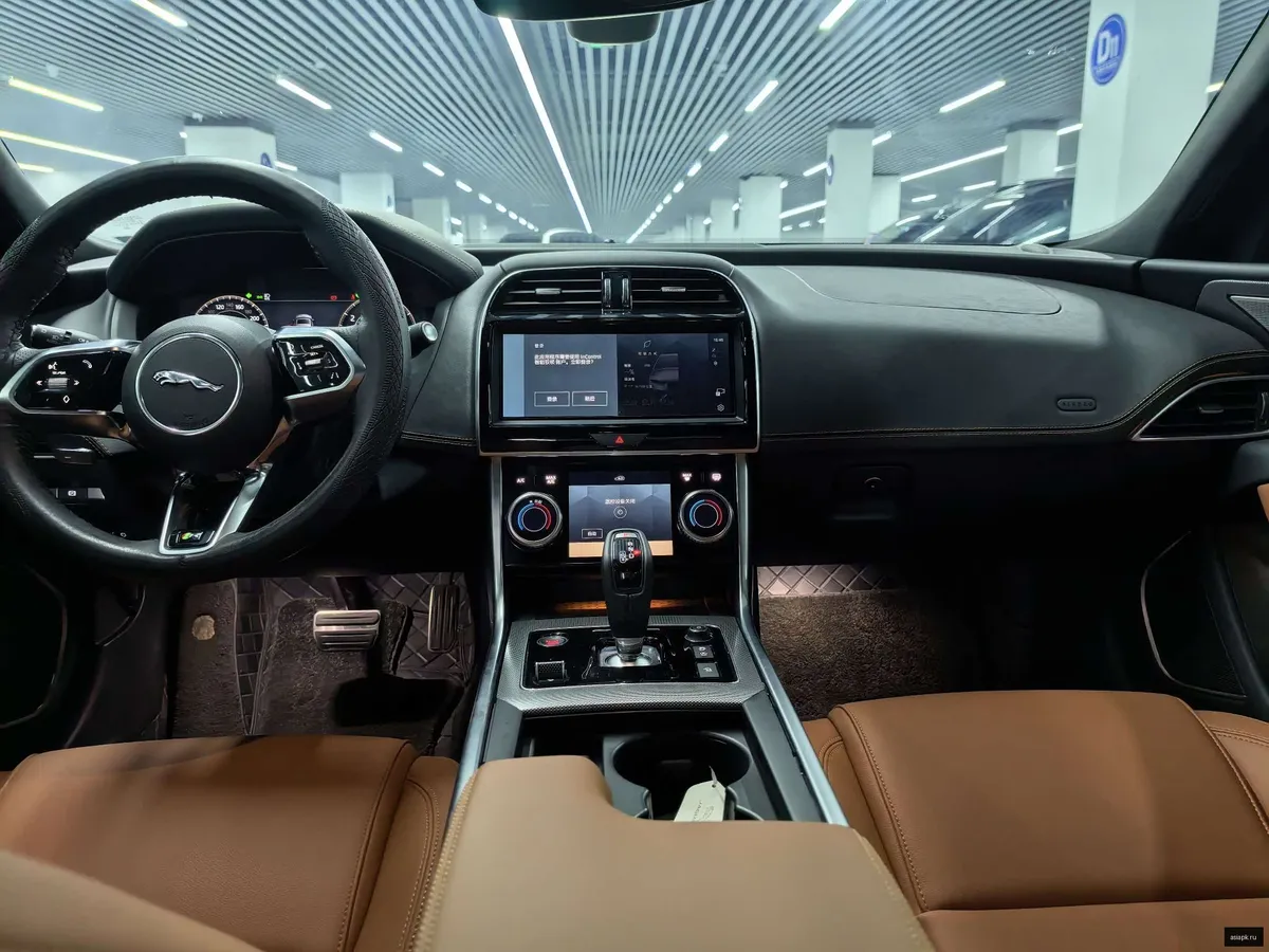 Jaguar XE 4