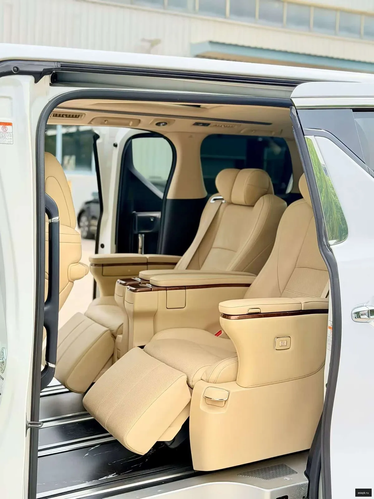 Toyota Alphard 6