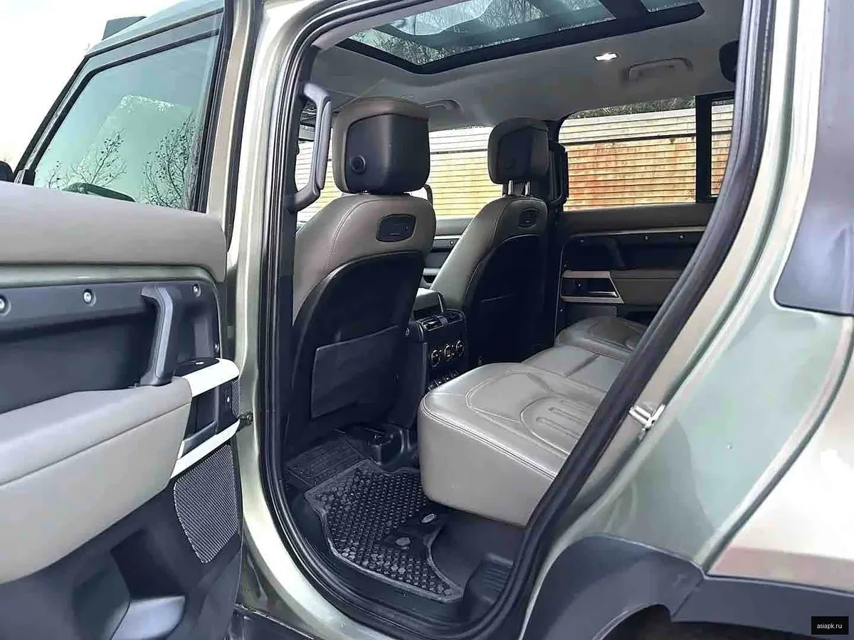 Land Rover Defender 6