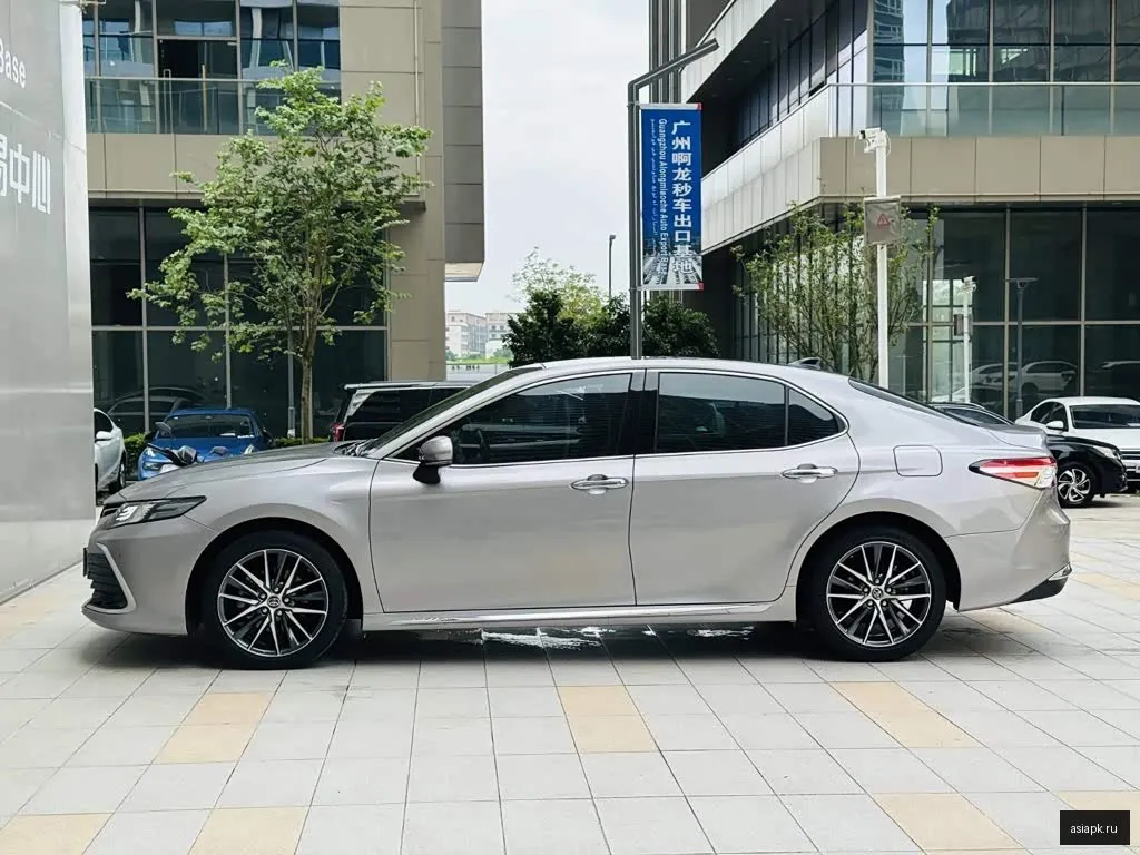Toyota Camry 4