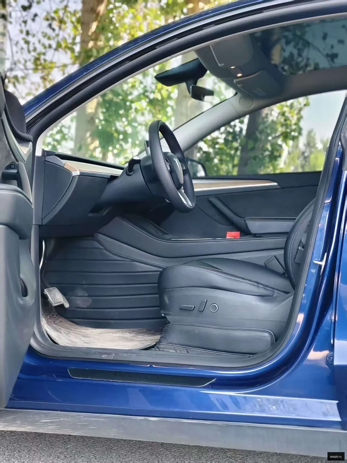 tesla Model Y 4