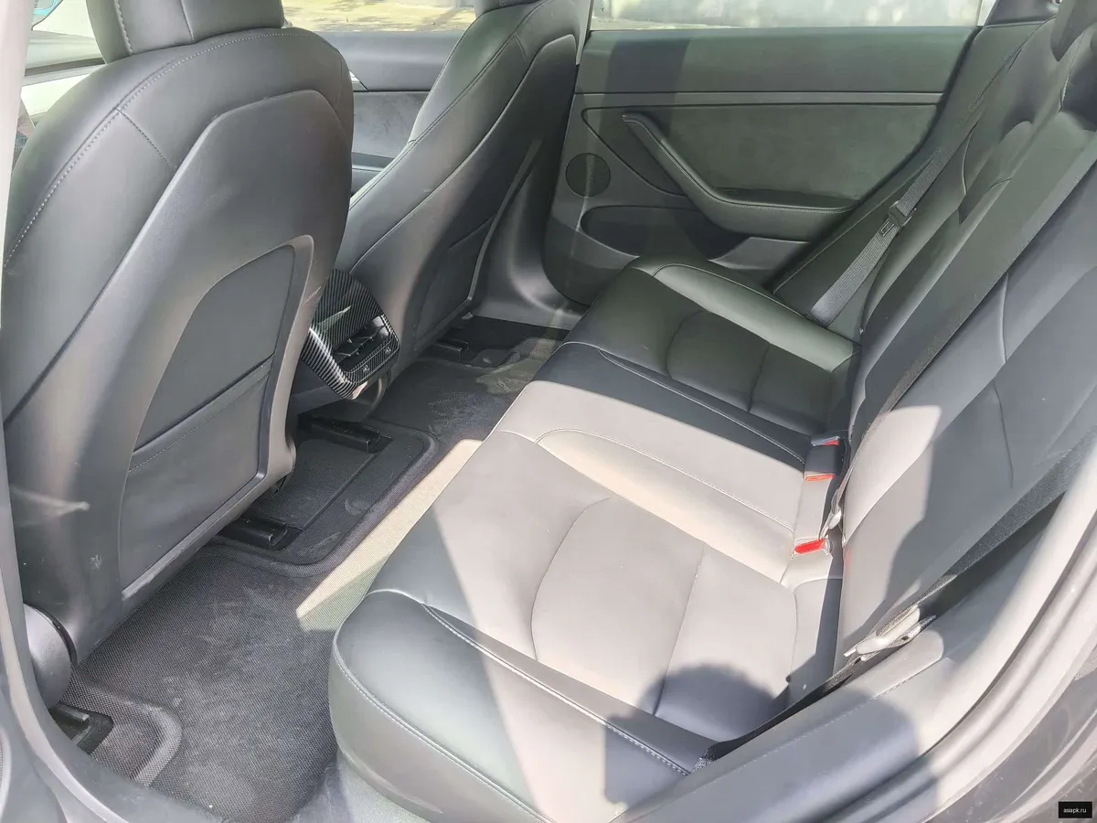 tesla Model Y 6