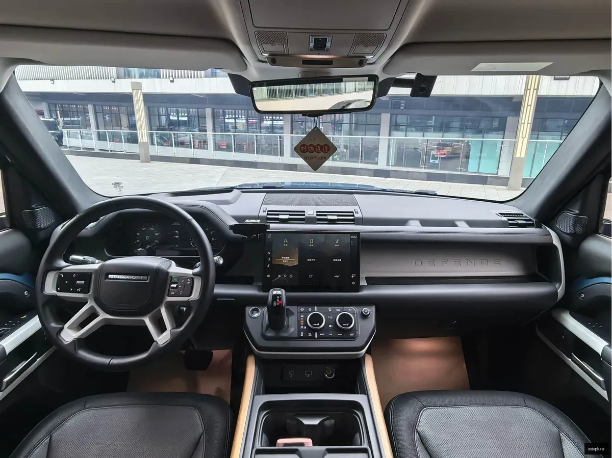 Land Rover Defender 5