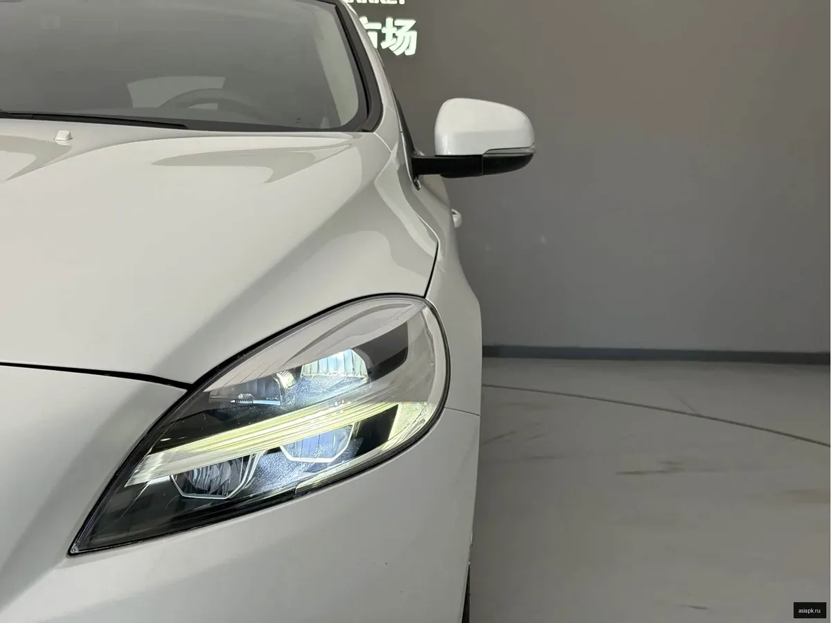 Volvo V40 3